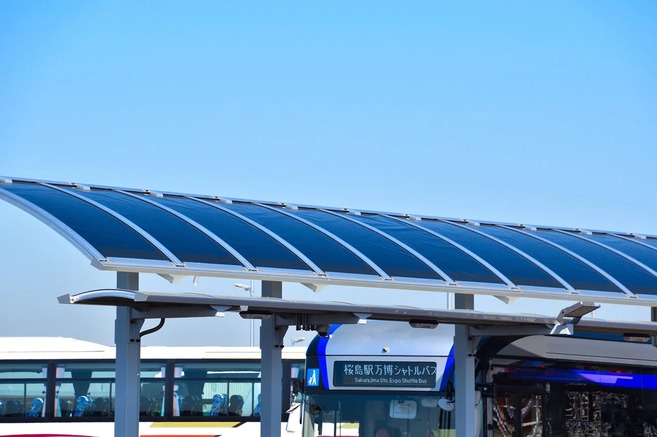 ペロブスカイト太陽電池の活用事例。「夢洲交通第1ターミナル」バス停留所に設置(出所:PIXTA)