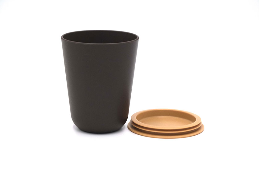 バイオマスプラスチック製カップとシリコーン製蓋(出所:カミーノ)