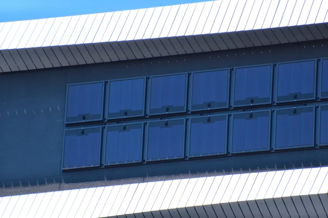 ペロブスカイト太陽電池の活用事例(出所:PIXTA)