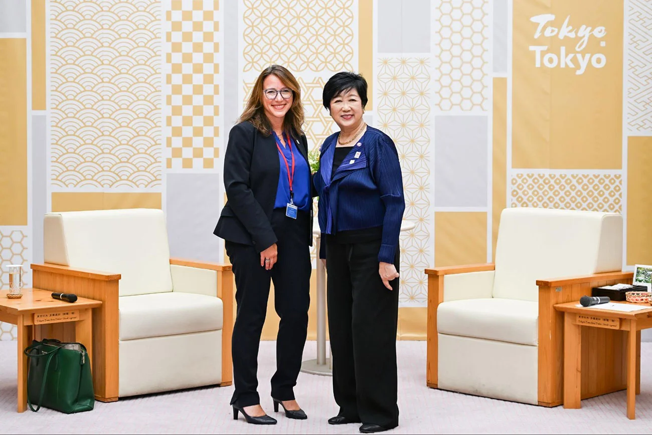 CDP CEO シェリー・マデーラ氏(左)と小池百合子都知事(右)。東京都庁第一庁舎 特別応接室にて(撮影:環境ビジネス)