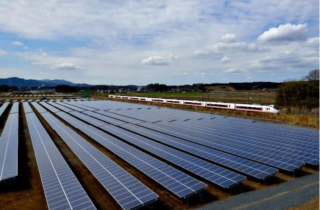 常磐線友部・内原間の太陽光発電所（出所：東日本旅客鉄道）