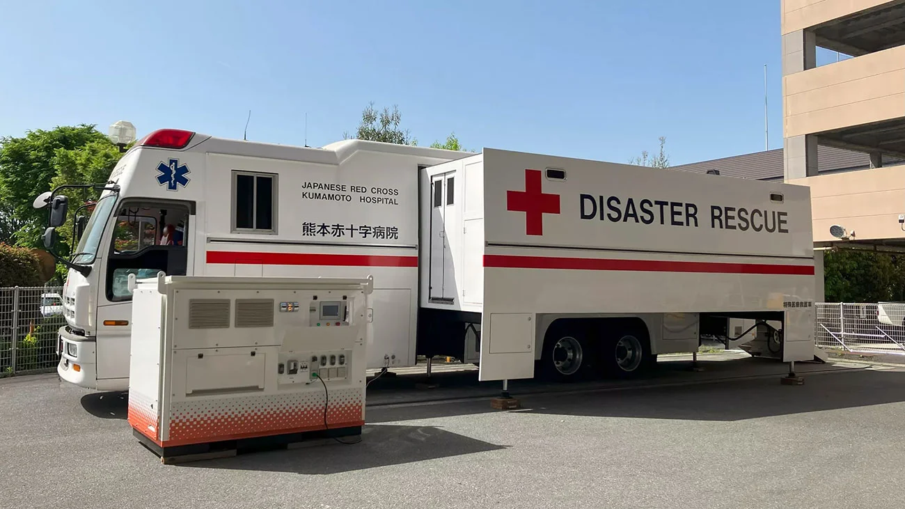 特殊医療救護車両「DISASTER RESCUE」と可搬式充電設備(出所:日立建機)
