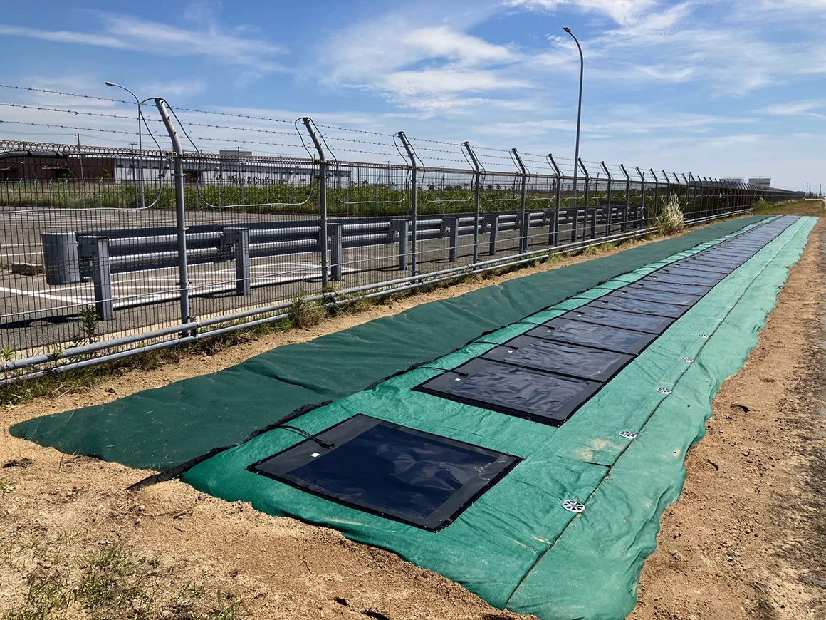 空港制限区域内の緑地帯にフィルム型ペロブスカイト太陽電池を設置(出所:積水化学工業)