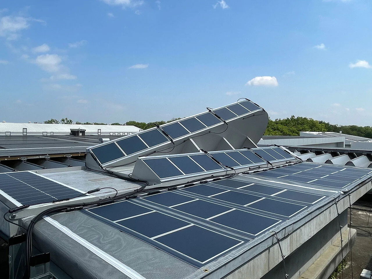 研究所屋上に設置されたペロブスカイト太陽電池(出所:大林組)