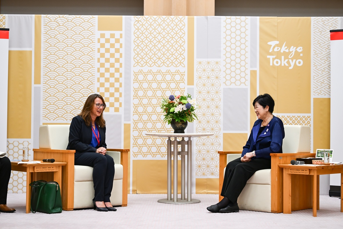 CDP CEO シェリー・マデーラ氏（左）と小池百合子都知事（右）。東京都庁第一庁舎 特別応接室にて（撮影：環境ビジネス）