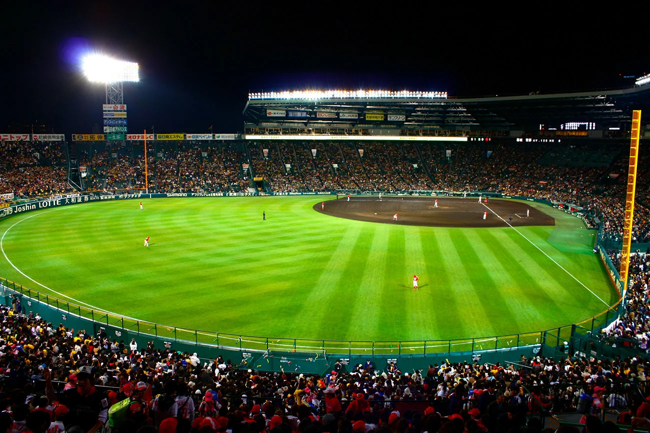 阪神甲子園球場ナイターゲームのイメージ(出所:PIXTA)