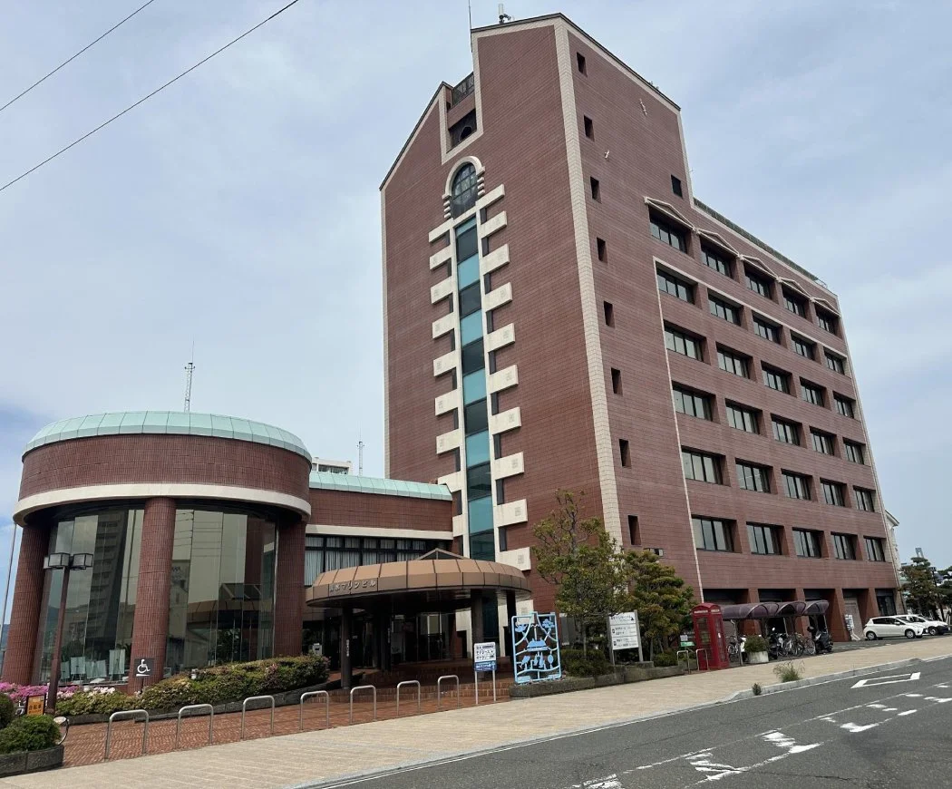 ガラス型ペロブスカイト太陽電池を設置する「清水マリンビル」(出所:YKK AP)