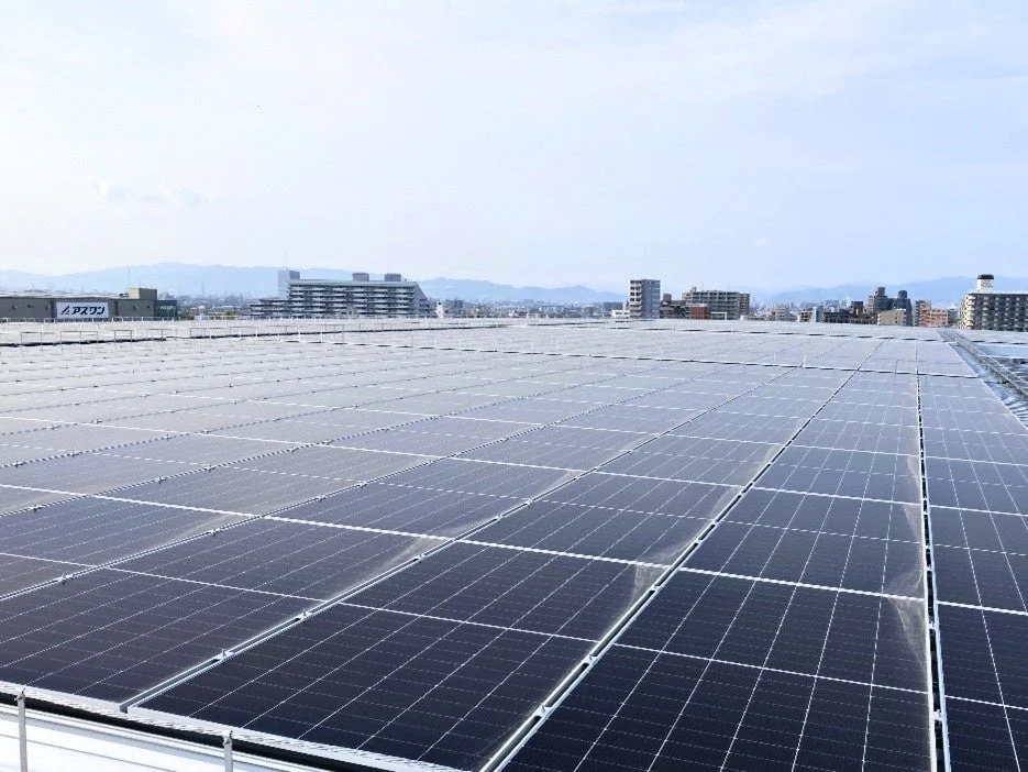 施設屋根に設置する太陽光発電所（出所：コスモエコパワー）