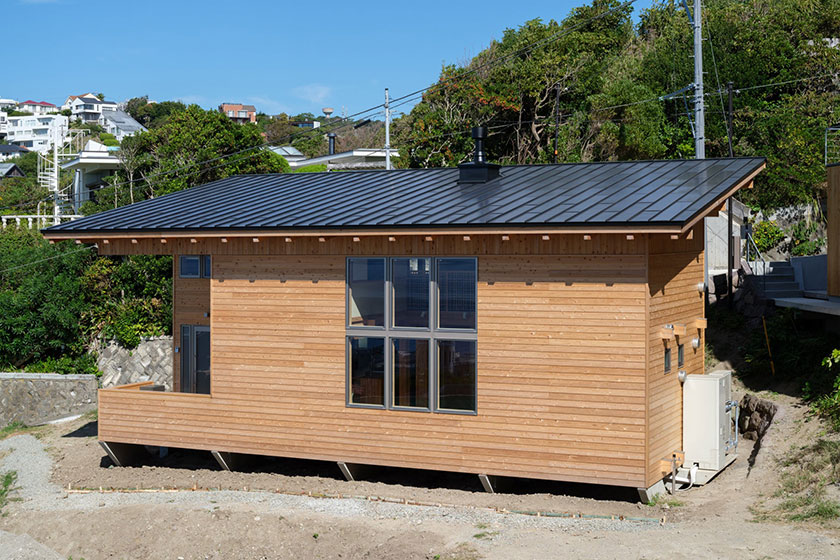 住宅に屋根として設置されている屋根一体型太陽光パネルRoof–1(出所:モノクローム)