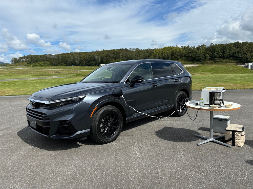 <p>ホンダの燃料電池車「CR-V FECV」。北海道のホンダテストコースにて(筆者撮影)