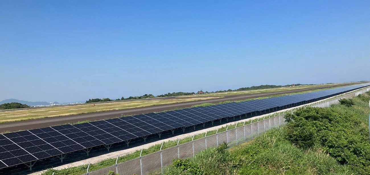 空港誘導路南側用地に設置された太陽光パネル(出所:鈴与グループ)