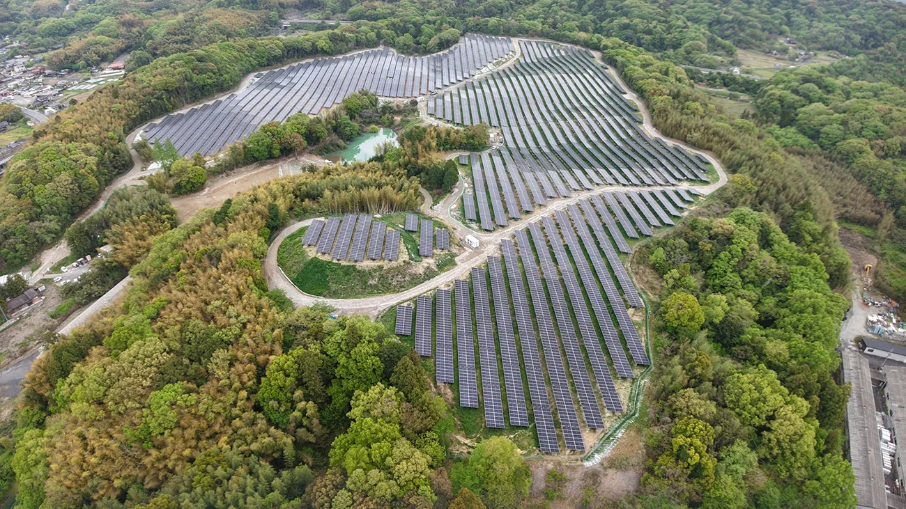 ゴルフ場跡地に建設された「船木太陽光発電所」(出所:エクセリオ)