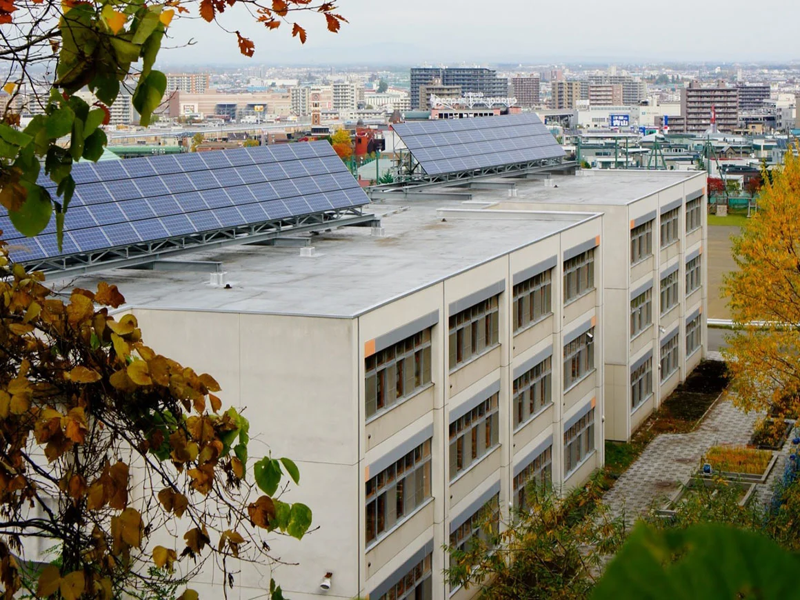 学校教育施設に設置された太陽光発電設備のイメージ（出所：PIXTA）