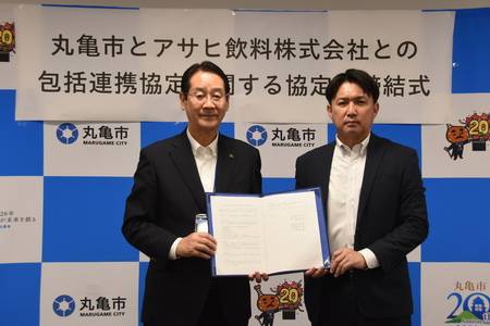 包括連携協定締結式の様子（出所：アサヒ飲料）