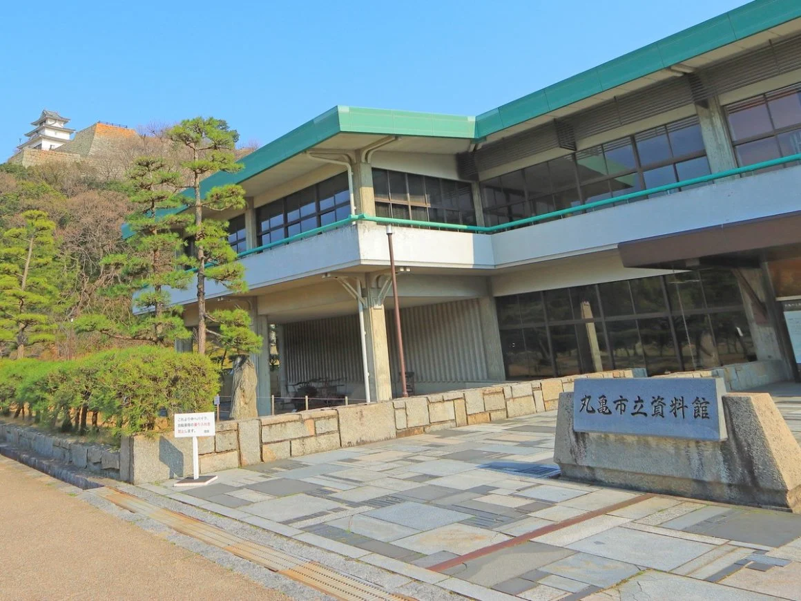 丸亀市立資料館の駐車場に「CO2を食べる自販機」を設置した（出所：PIXTA）
