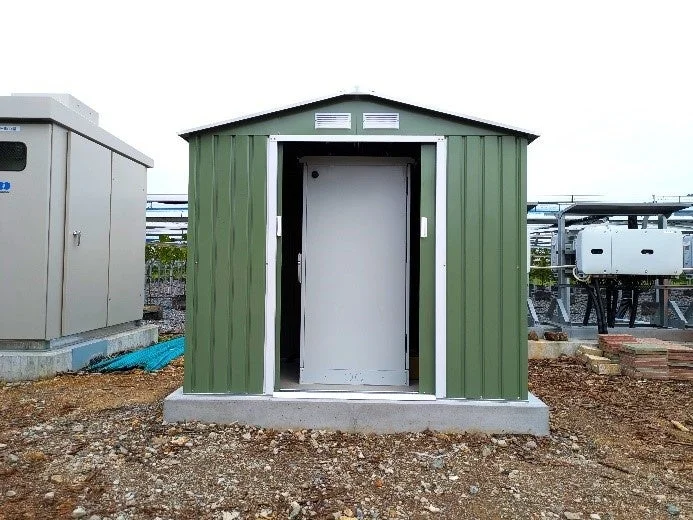 塩害対策のため小屋内に設置された蓄電池（出所：ワタミ）　