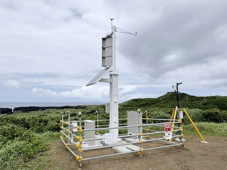 三宅島に設置された可搬式置き基礎型小型風力発電機(出所:チャレナジー)