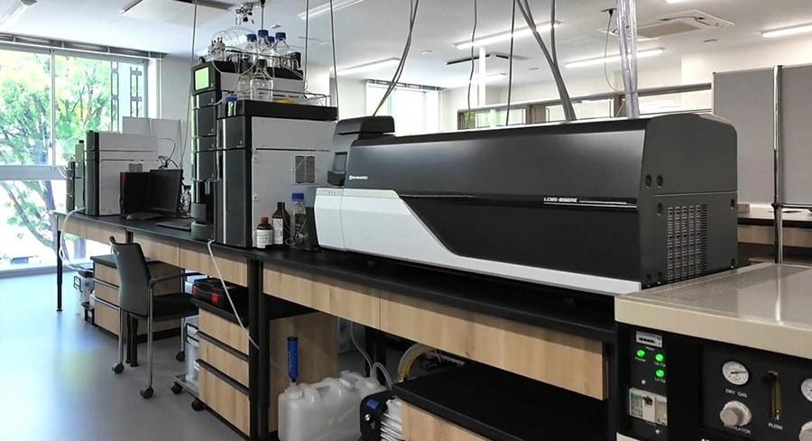 「信州大学&島津製作所 水質研究センター(仮称)」には、島津製の液体クロマトグラフ質量分析計などを設置(出所:島津製作所)
