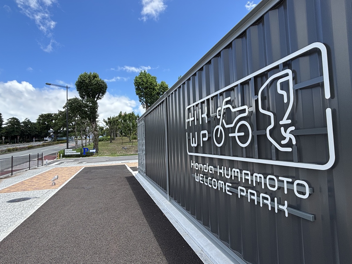 ホンダ熊本製作所の正面横にある「ホンダ熊本ウェルカムセンター」（筆者撮影）