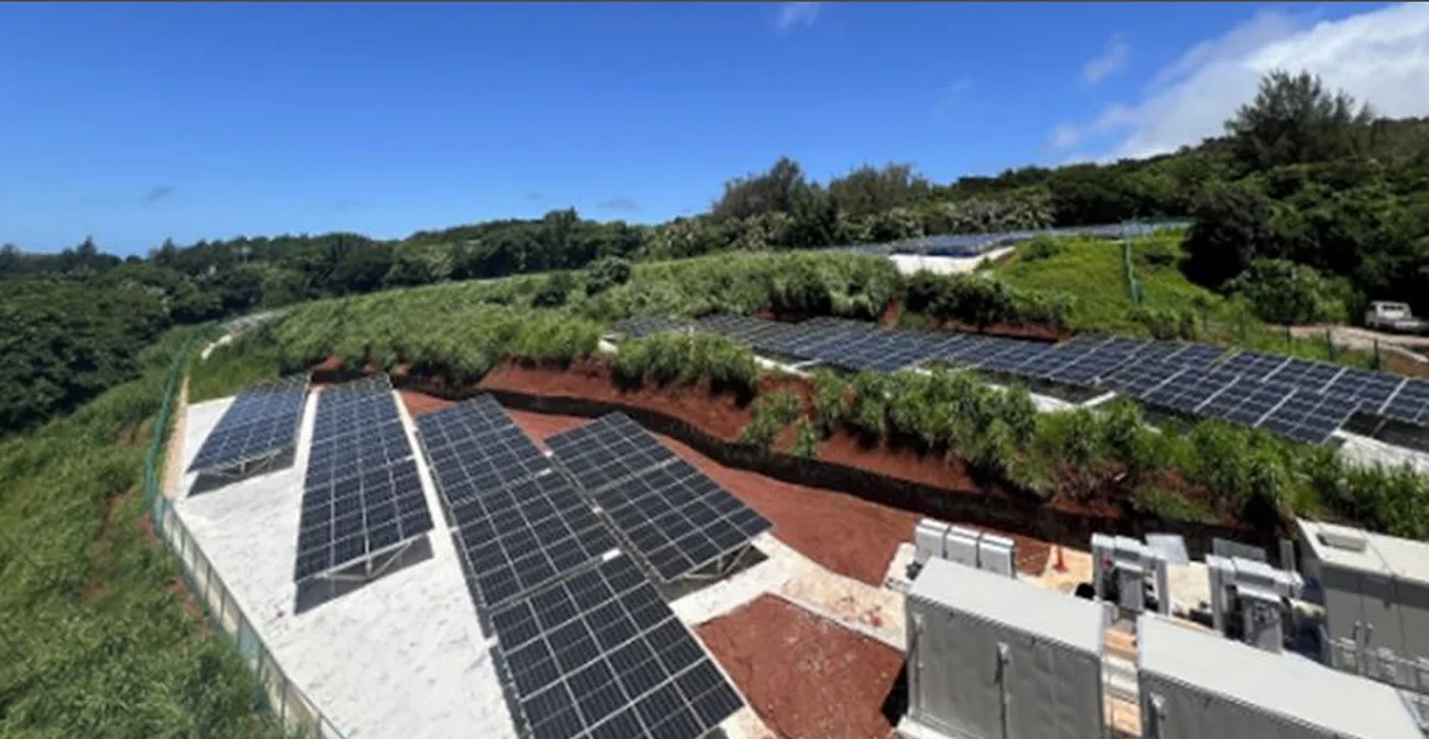 島に設置した太陽光発電所の一つ「評議平太陽光発電所」（出所：東京都）