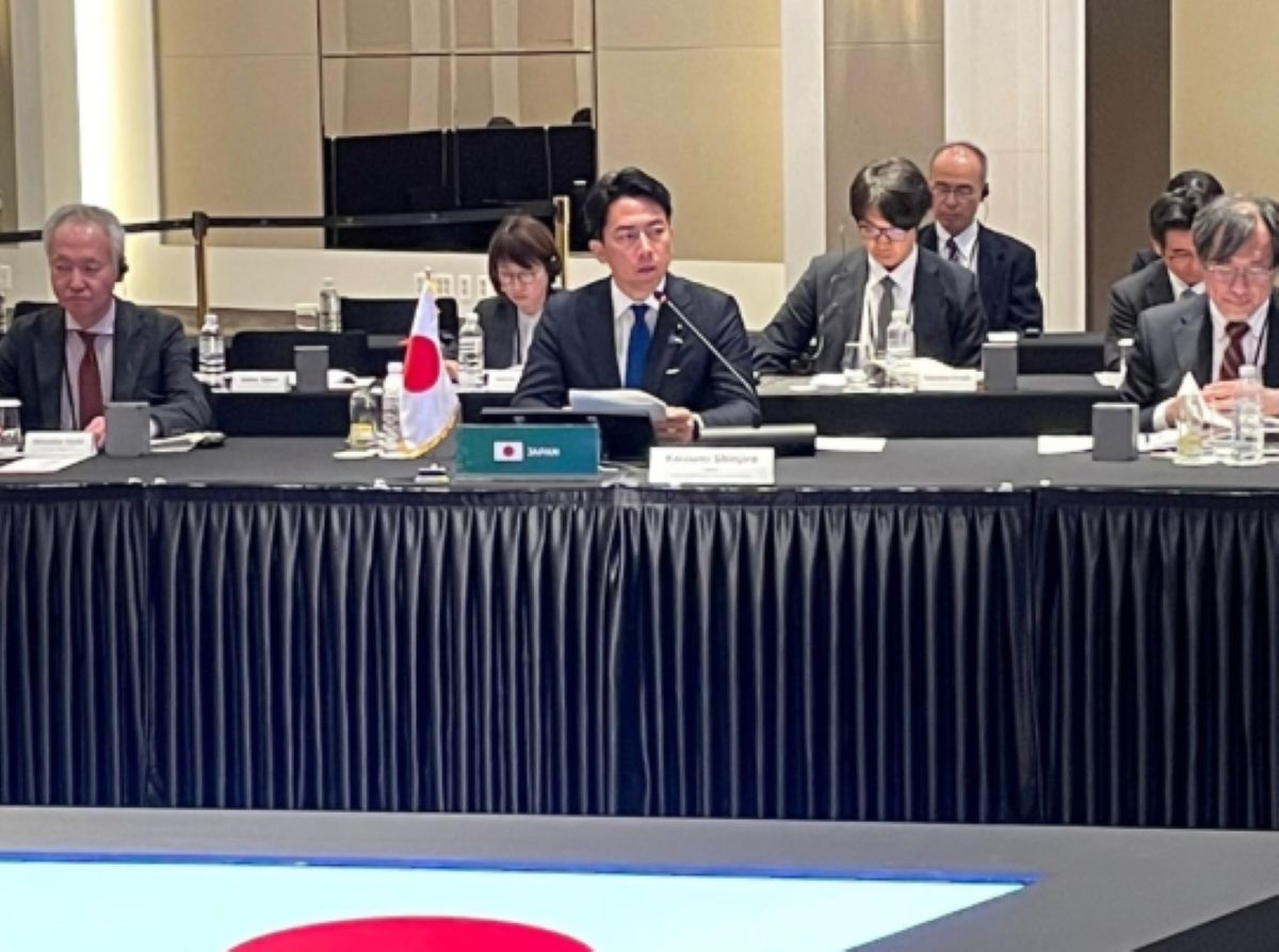 日中韓農業大臣会合で発言する小泉農相（写真中央、出所：農水省）