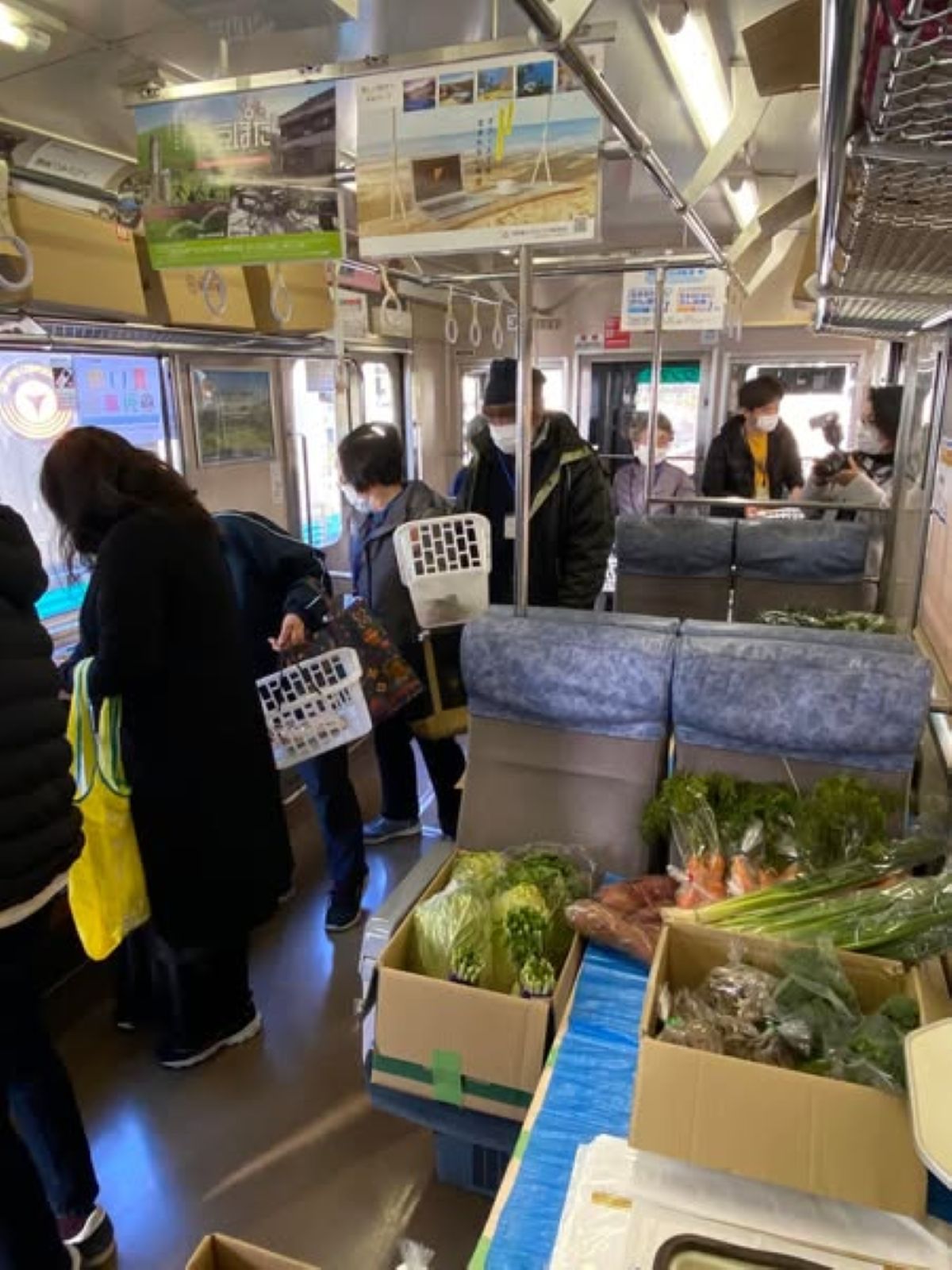 写真1 通勤用鉄道車輛を走るスーパーにした「買い物列車」