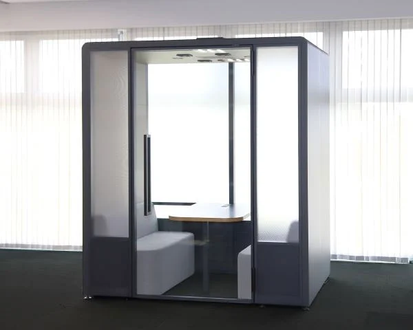 太陽光パネルから回収した板ガラスを再利用した会議ブースの試作品（出所：日立製作所）
