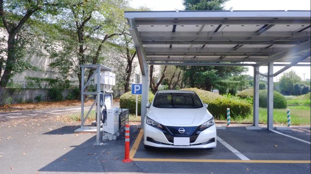 中央研究所に設置したソーラーカーポート・蓄電池・EV車両および充電設備（出所：コスモエネルギーホールディングス）