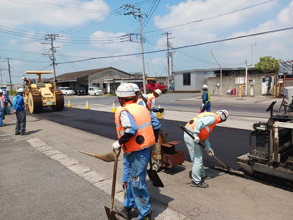  茨城県鹿嶋市の市道（0201号線）に舗装する様子（出所：出光興産）