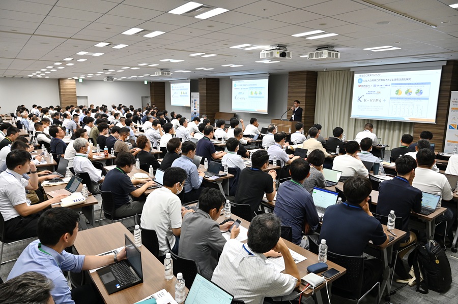 会場には開始時間前から多くの参加者が集まった