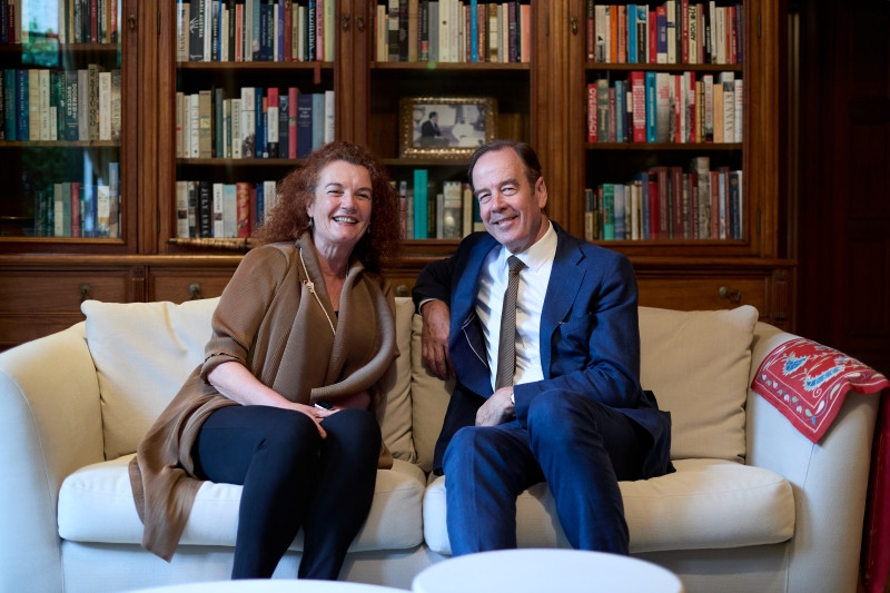 駐日オランダ王国特命全権大使のヒルス ベスホー・プルッフ氏（右）とヒルデ・ファン・デル・メール氏（左）