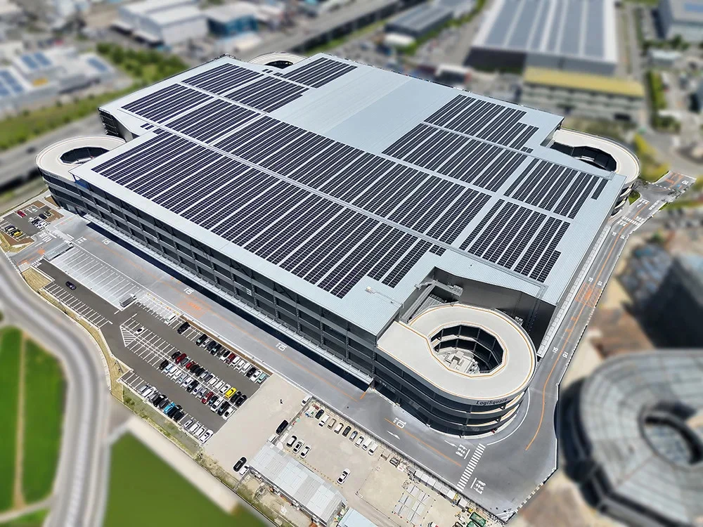 物流施設「ロジスクエア京田辺A」屋上に設置された太陽光発電設備（出所：日鉄エンジニアリング）