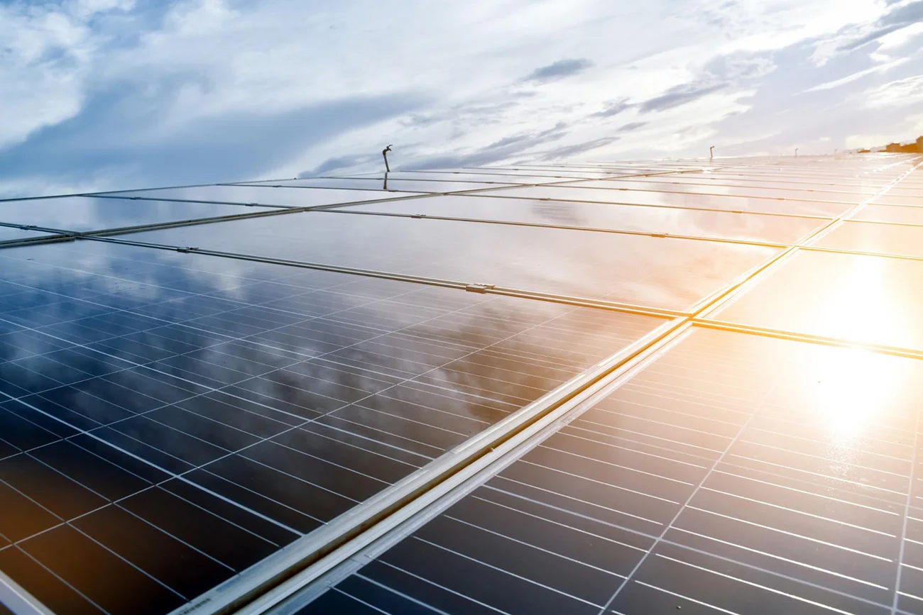 太陽光発電開発を通じて、苫小牧市のゼロカーボンシティ実現に貢献。画像はイメージです