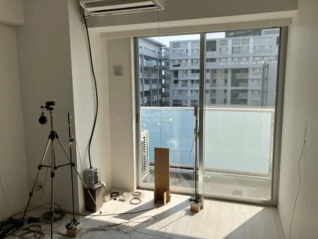 室内環境計測の様子(出所:東京建物)